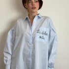 0 9190000080261 L36Y1400 camicia over con scritta la dolce vita