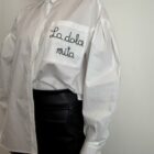 0 9190000080261 L36Y1400 camicia over con scritta la dolce vita